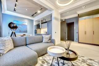 Апартаменты Vilnius Apartments & Suites – Old Town Вильнюс Роскошные апартаменты с видом на Ратушную площадь - Didzioji, 20-14